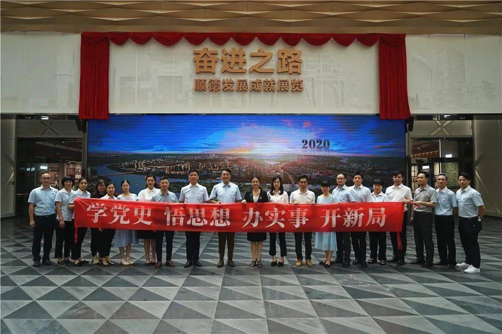 打篮球时的神态外貌描写的段落